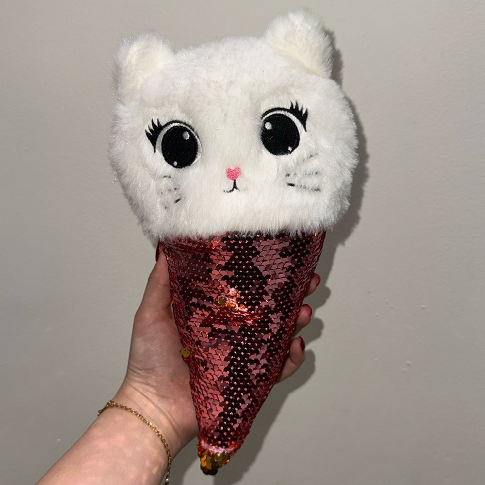 Adorable Plush Cat Pencil Case in
Sparkling Sequin Cone